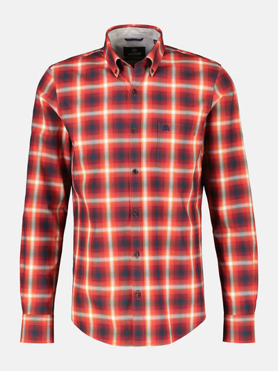 Long-sleeved shirt with a checkered herringbone structure