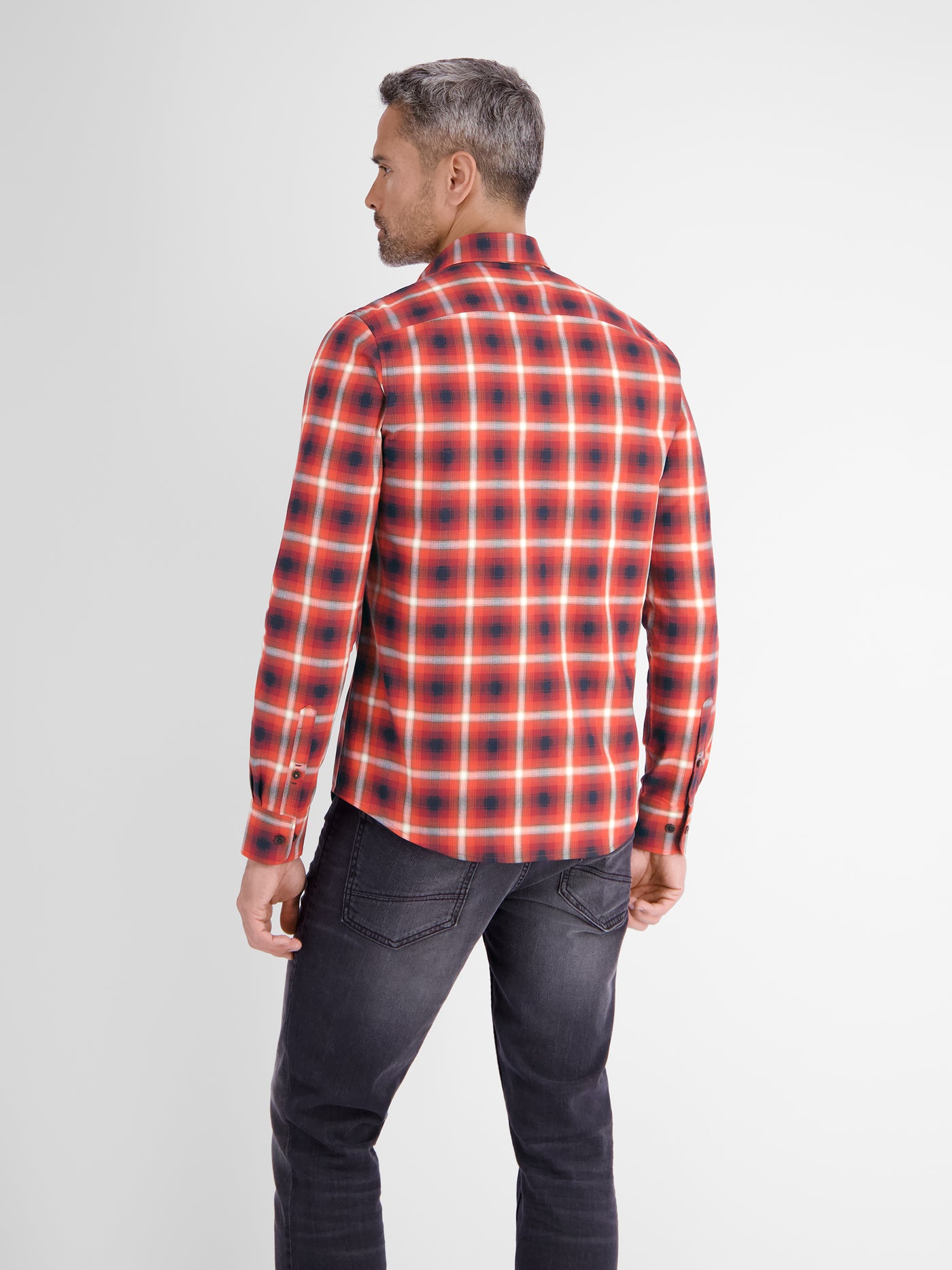 Long-sleeved shirt with a checkered herringbone structure