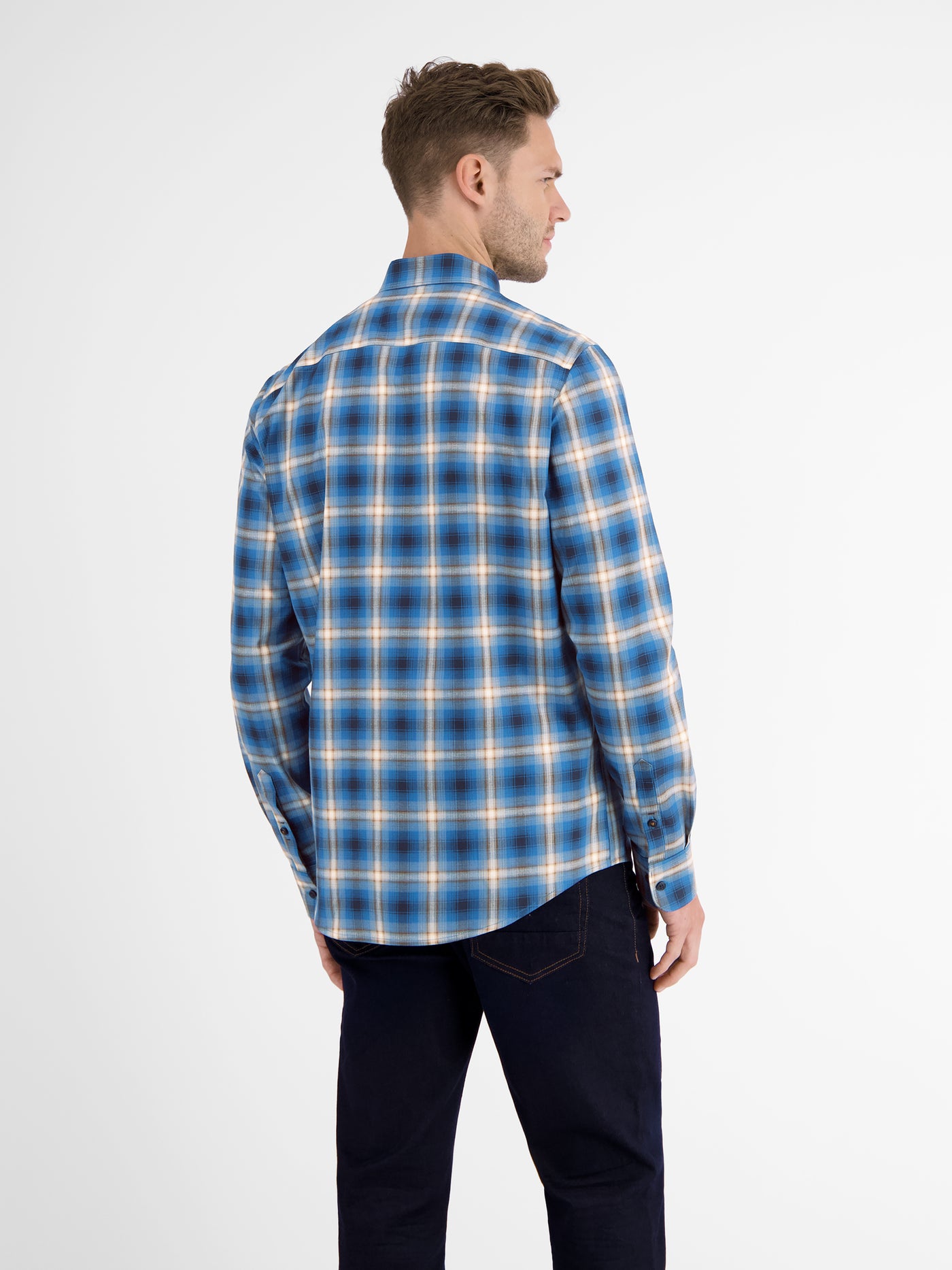 Long-sleeved shirt with a checkered herringbone structure