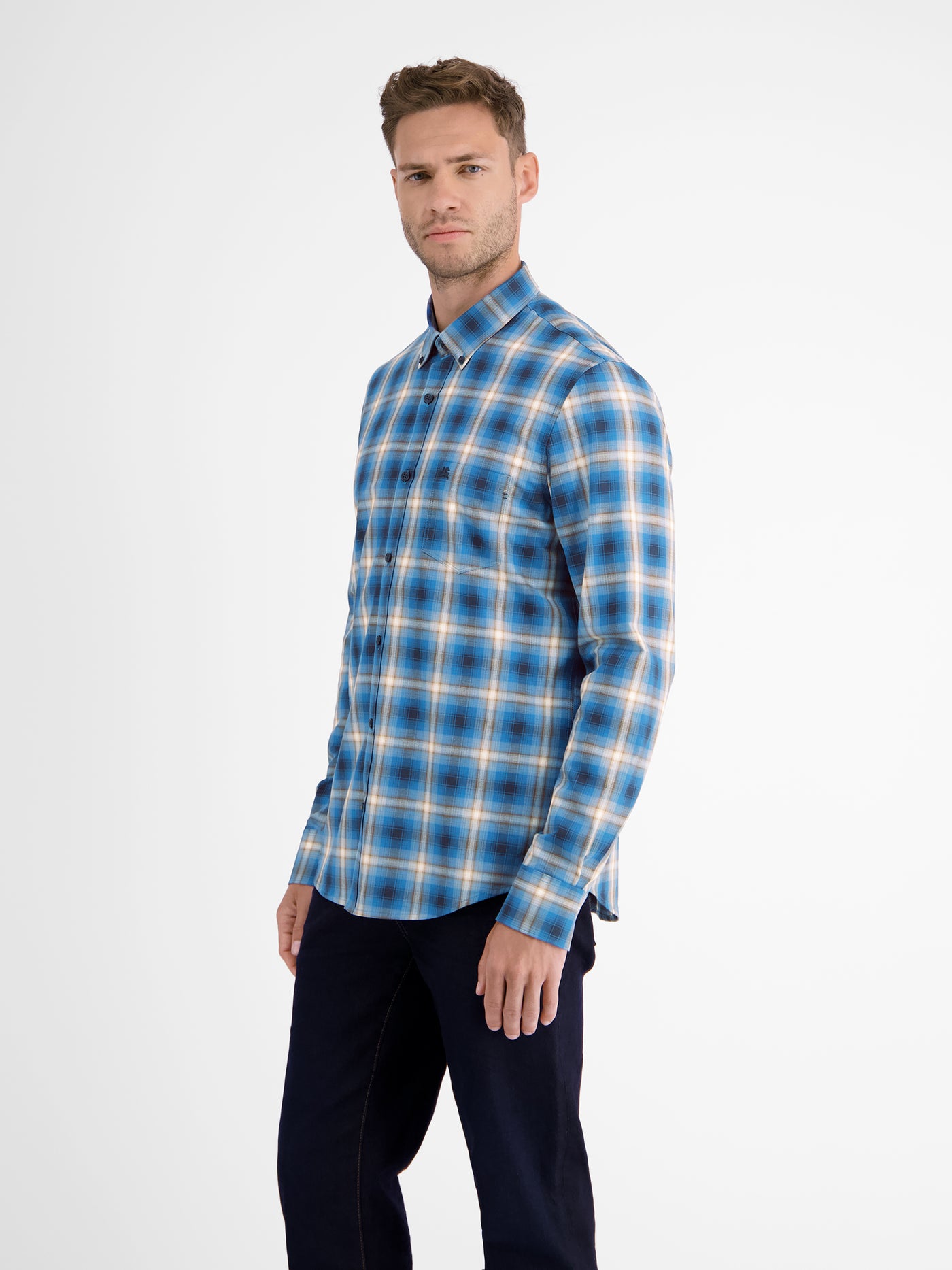 Long-sleeved shirt with a checkered herringbone structure