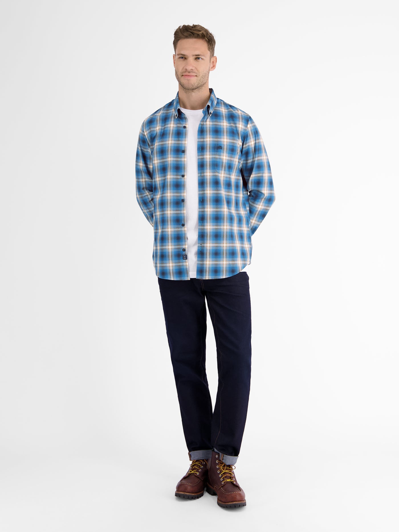 Long-sleeved shirt with a checkered herringbone structure