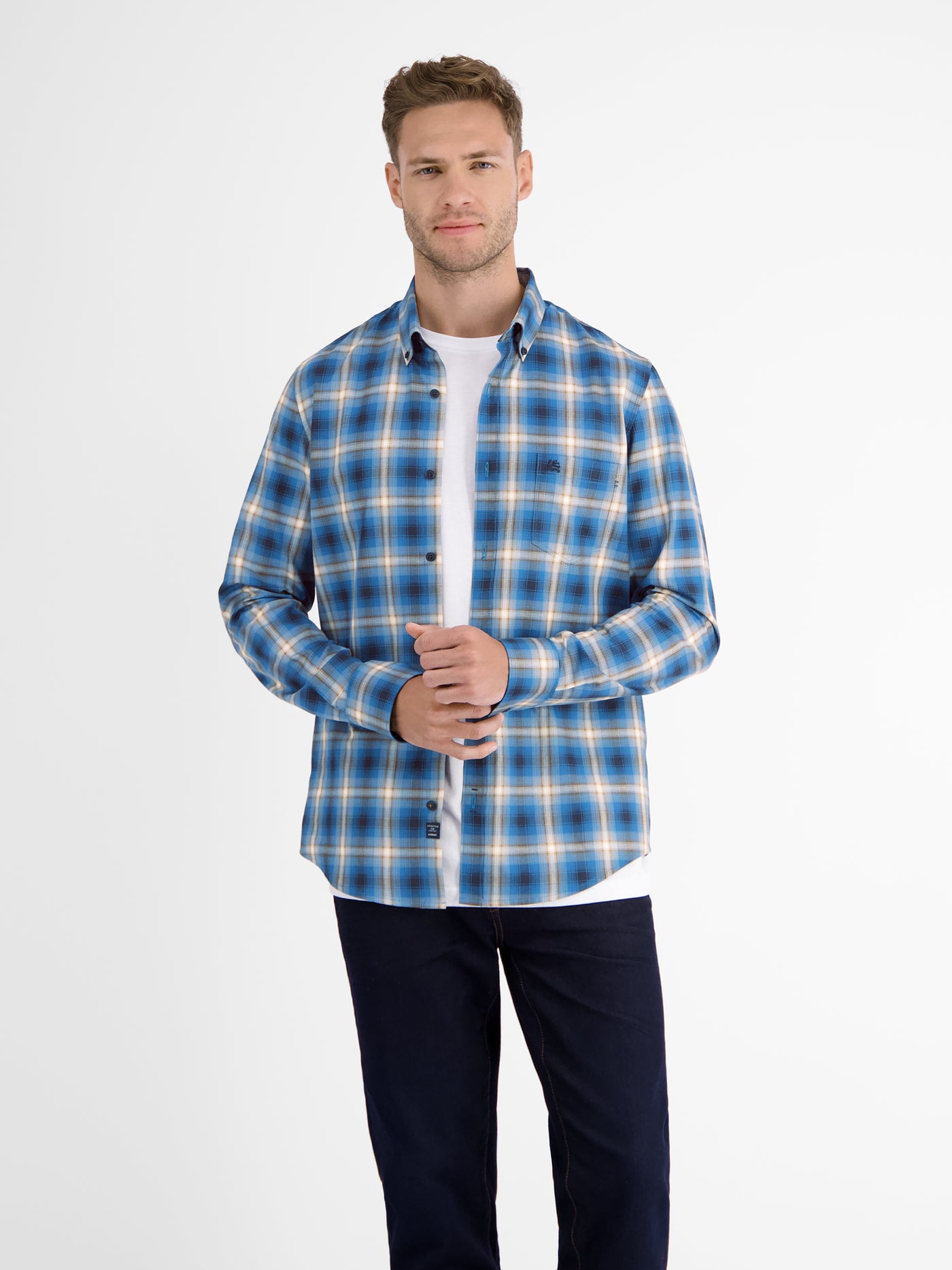 Long-sleeved shirt with a checkered herringbone structure