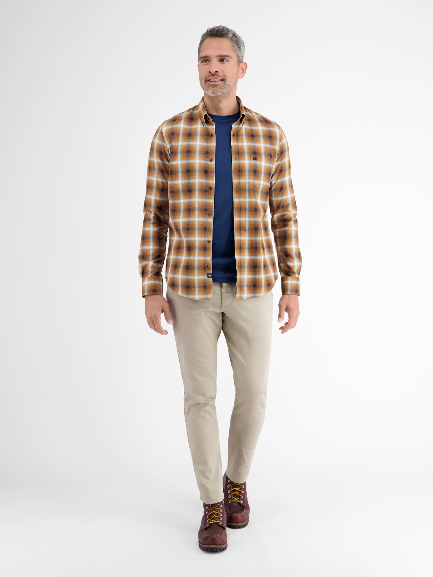 Long-sleeved shirt with a checkered herringbone structure