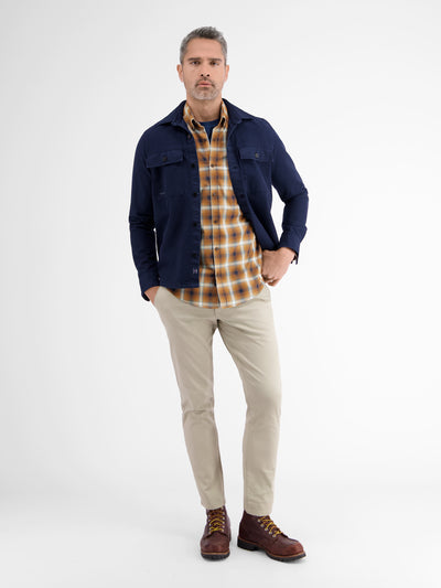 Long-sleeved shirt with a checkered herringbone structure