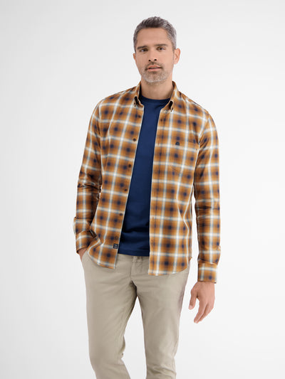 Long-sleeved shirt with a checkered herringbone structure