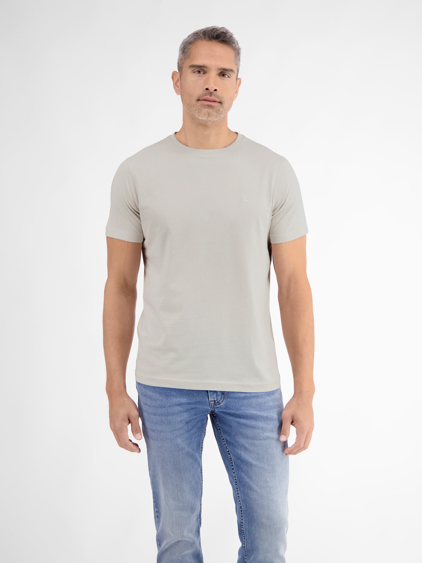 Basic T-shirt met logosteek, effen kleur