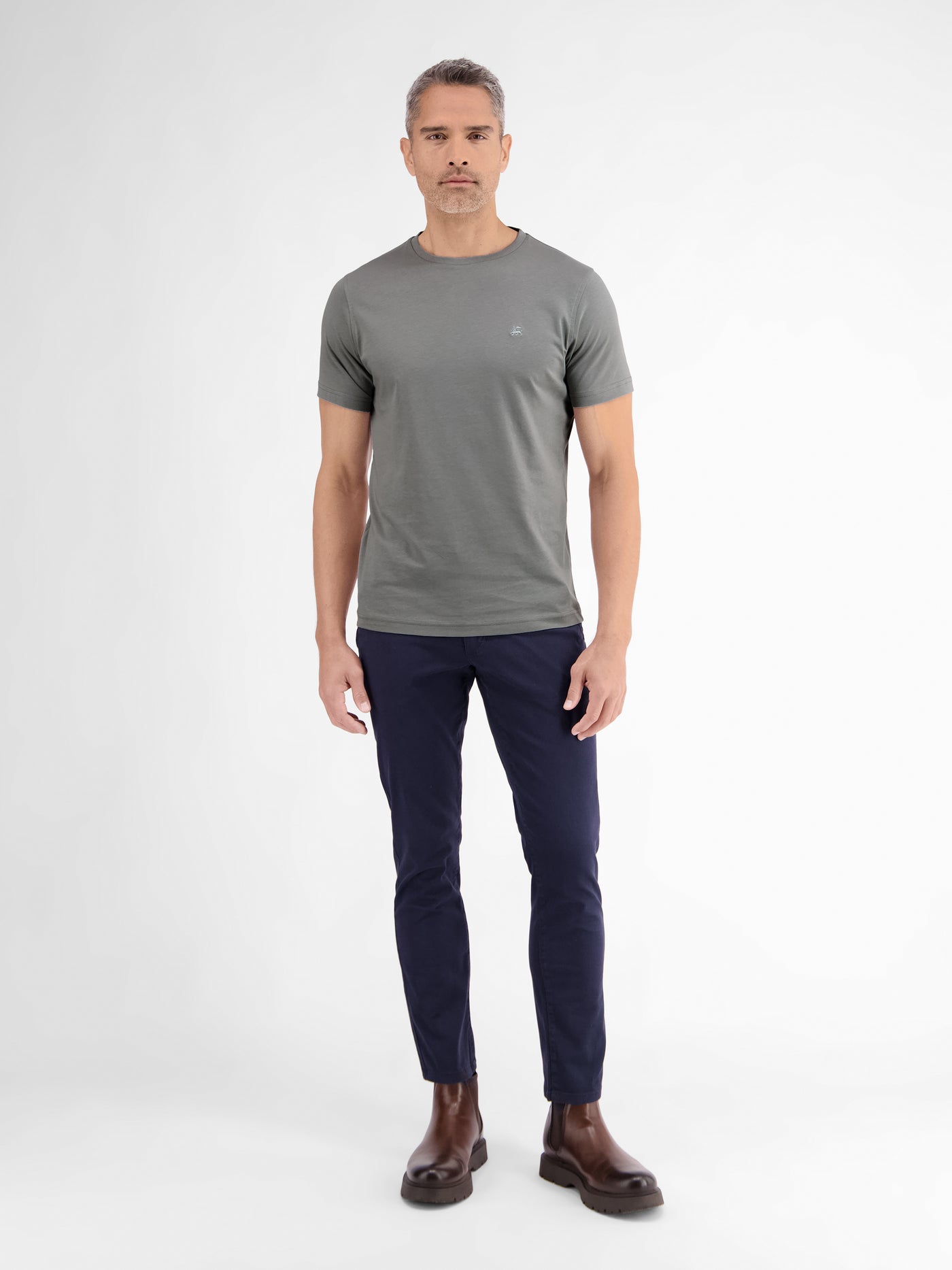 Basic T-shirt with logo stitch, plain