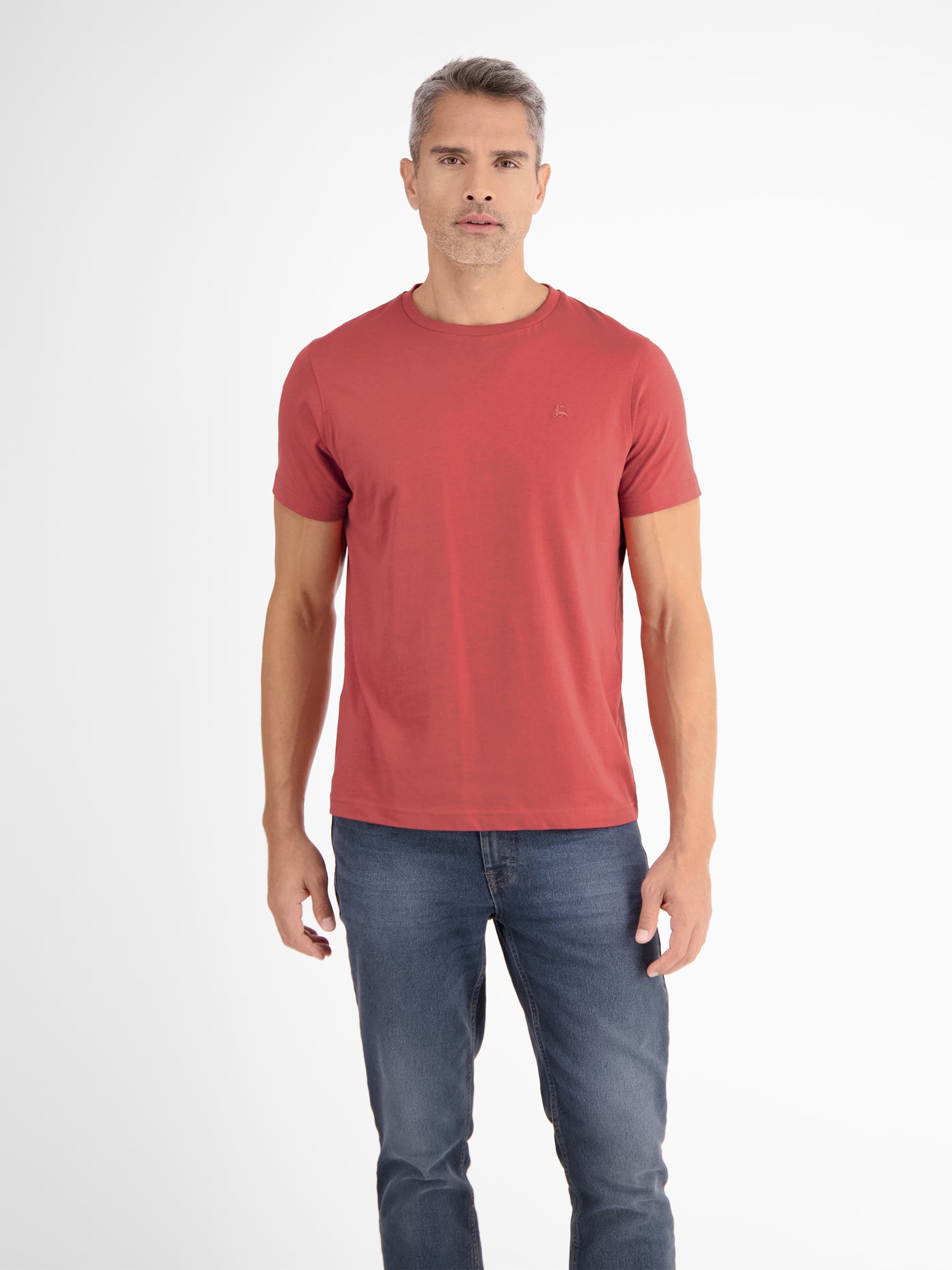 Basic T-shirt met logosteek, effen kleur