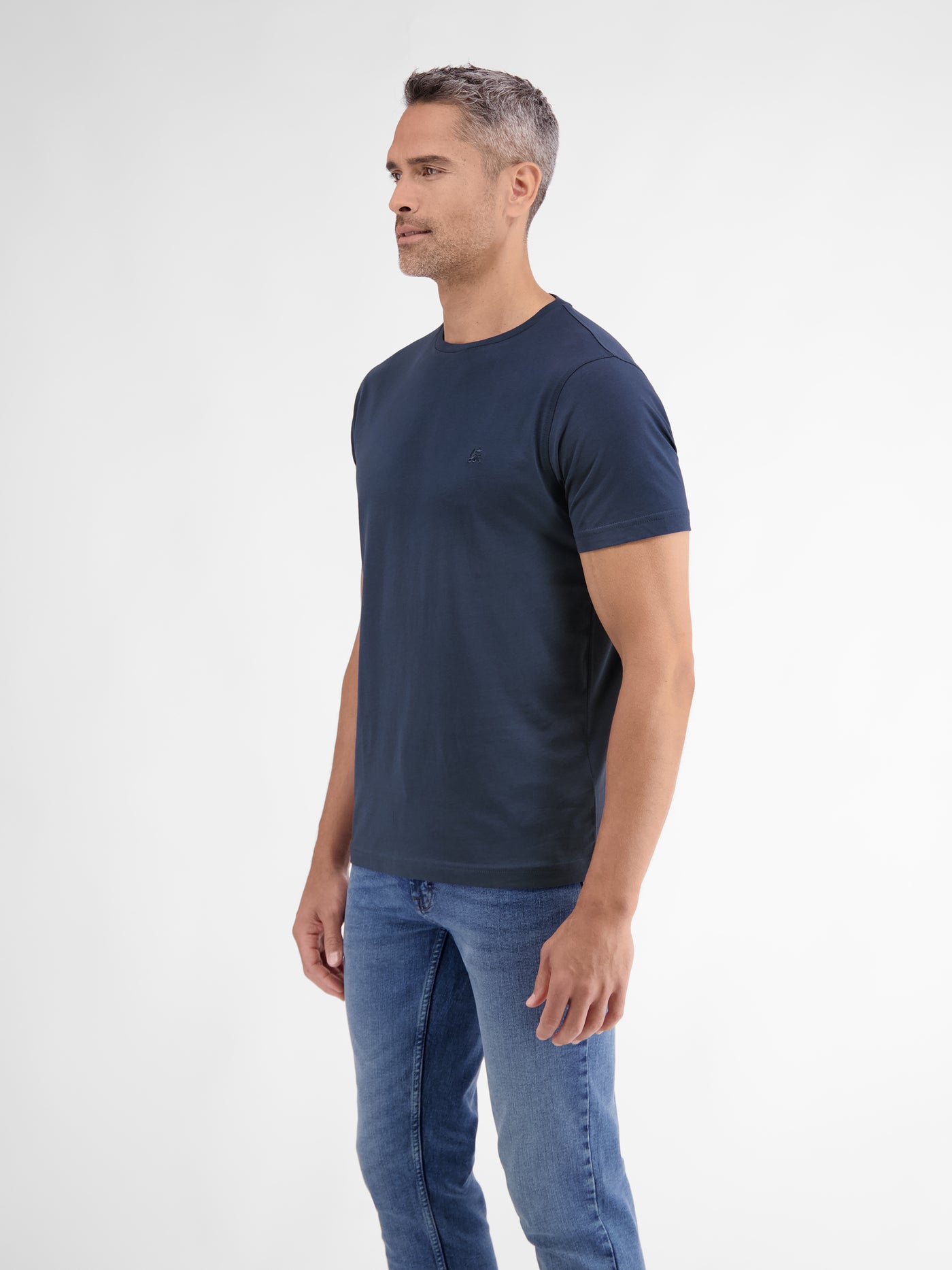 Basic T-shirt met logosteek, effen kleur