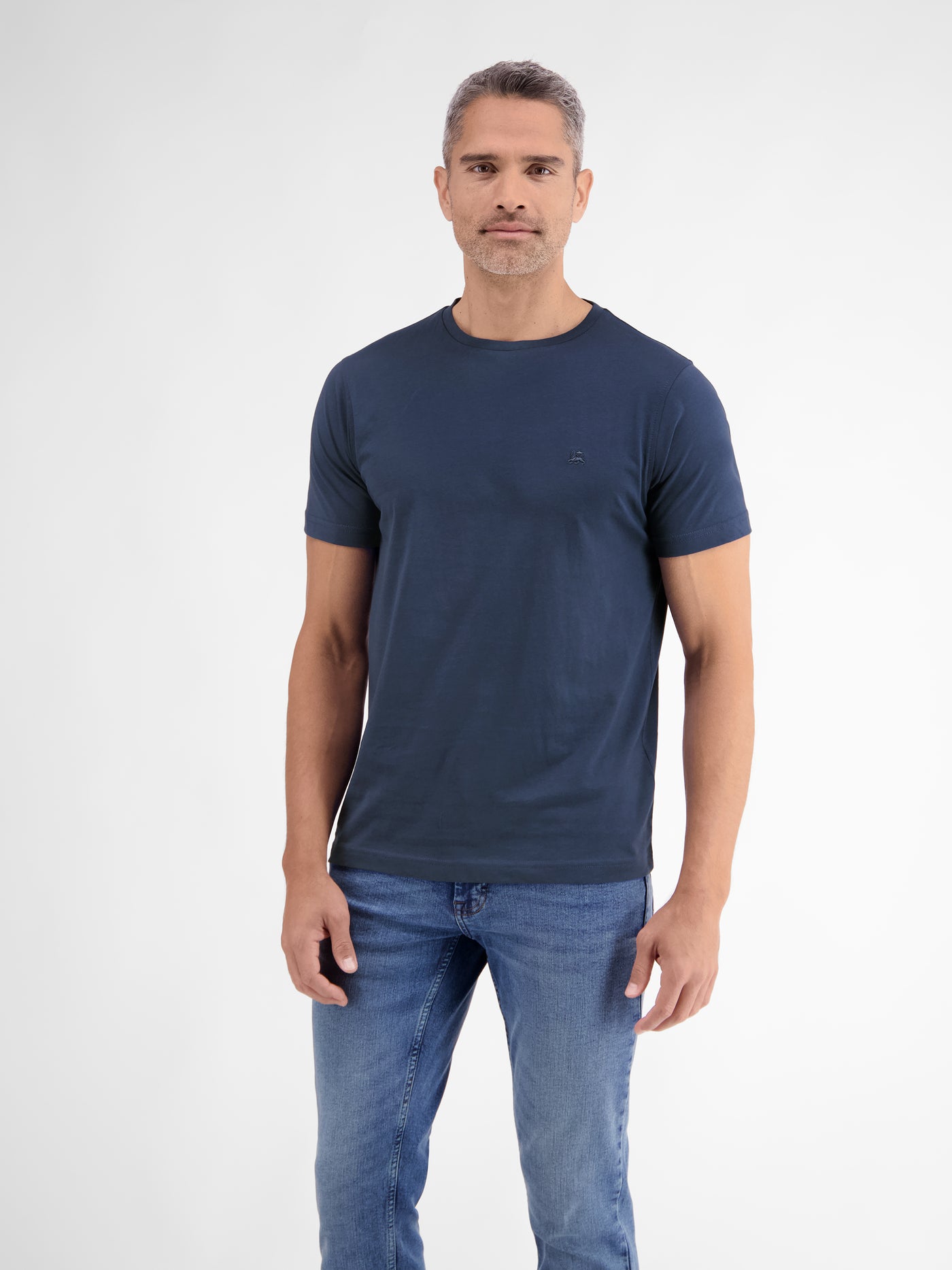 Basic T-Shirt mit Logostitch, unifarben