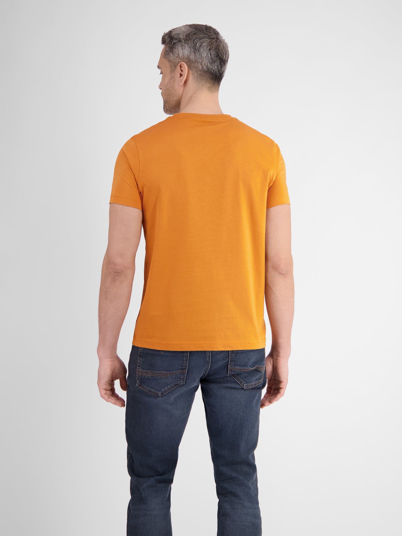 Basic T-shirt met logosteek, effen kleur