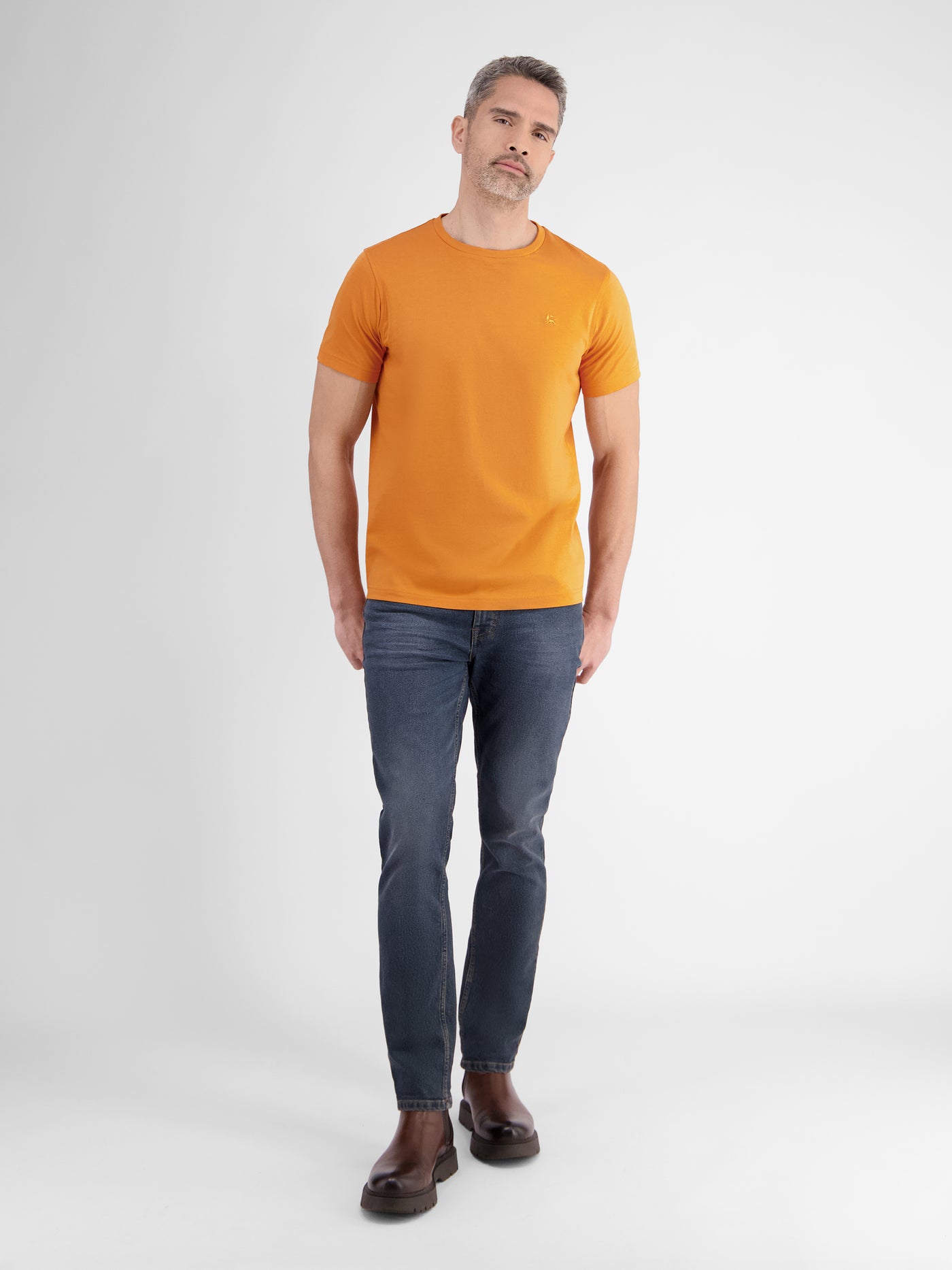 Basic T-shirt with logo stitch, plain