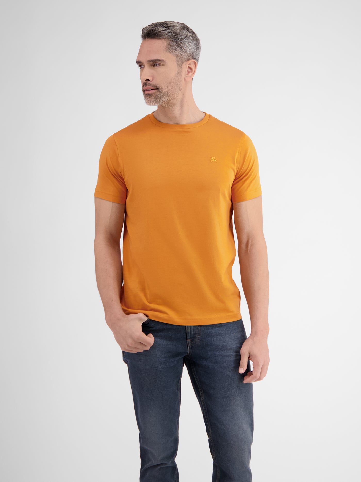 Basic T-shirt met logosteek, effen kleur