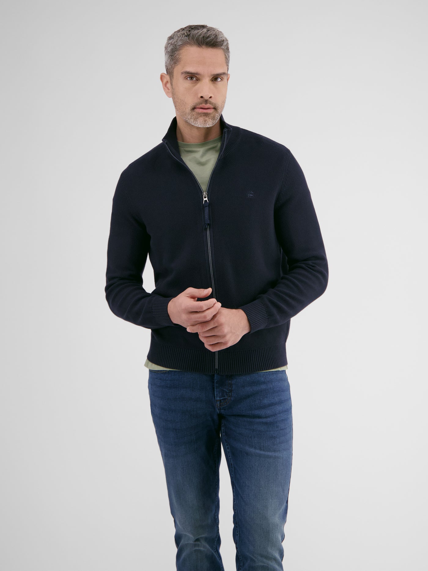 Leichte Strickjacke für Herren mit schmaler Rippstruktur