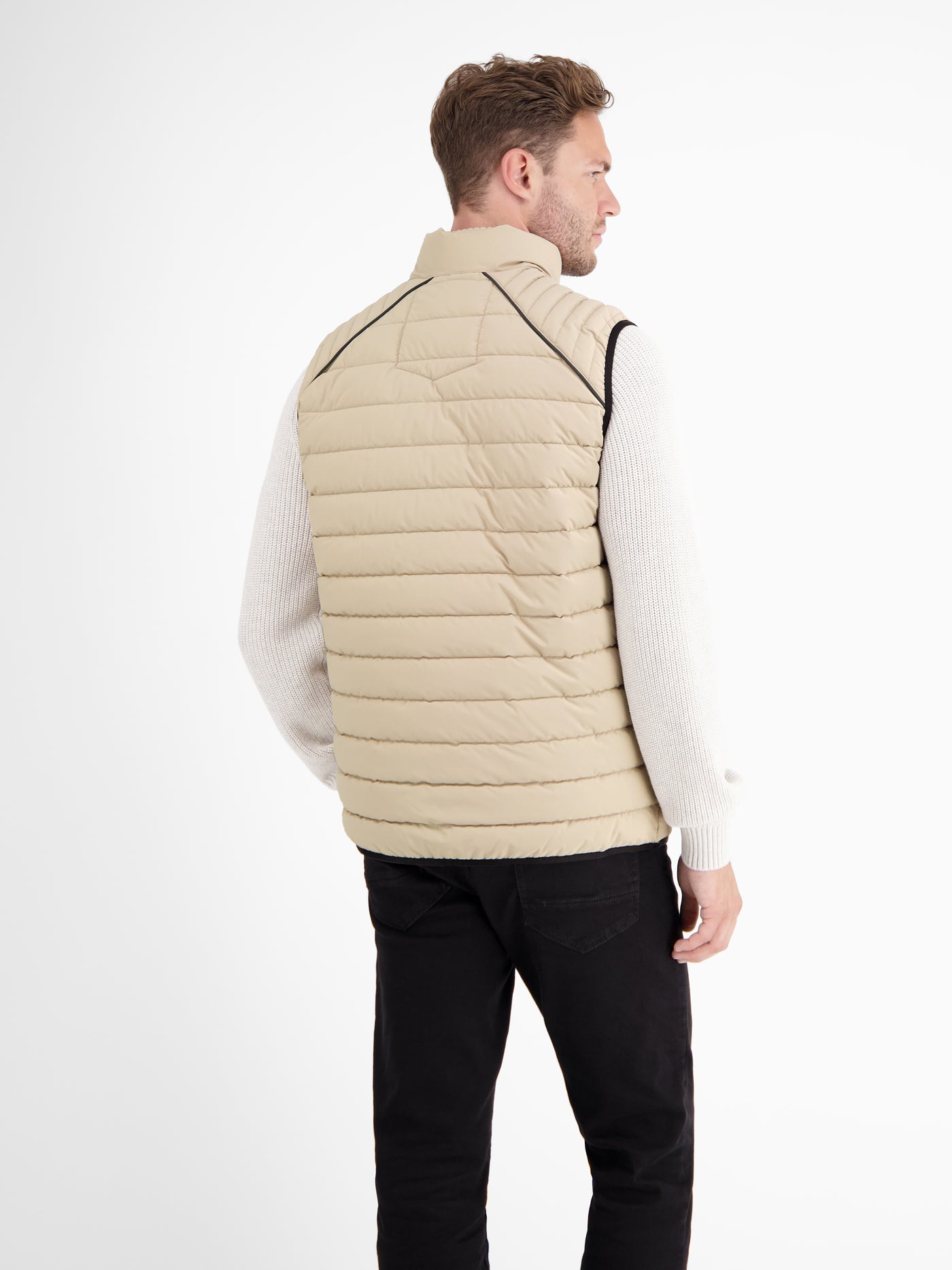 Lightweight men's quilted vest with features