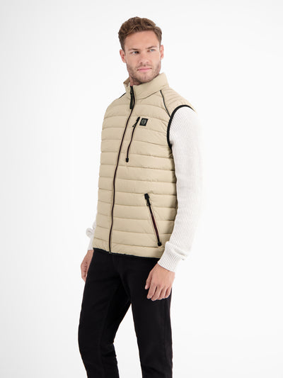 Lightweight men's quilted vest with features