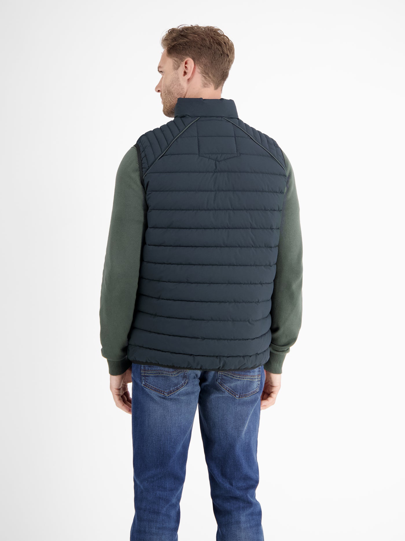 Lightweight men's quilted vest with features