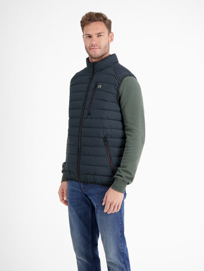 Lightweight men's quilted vest with features