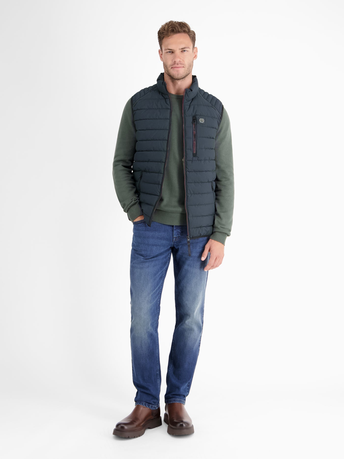 Lightweight men's quilted vest with features