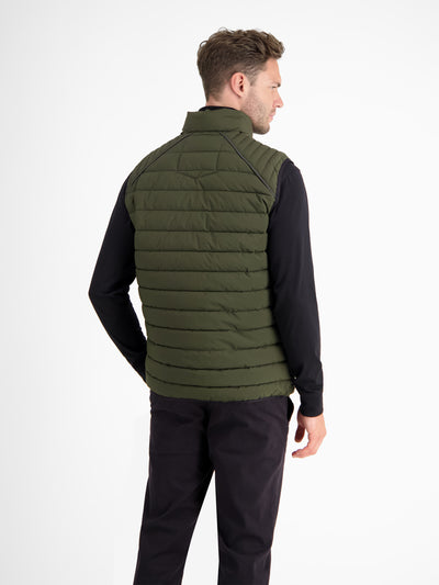 Lightweight men's quilted vest with features