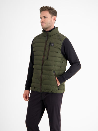 Lightweight men's quilted vest with features