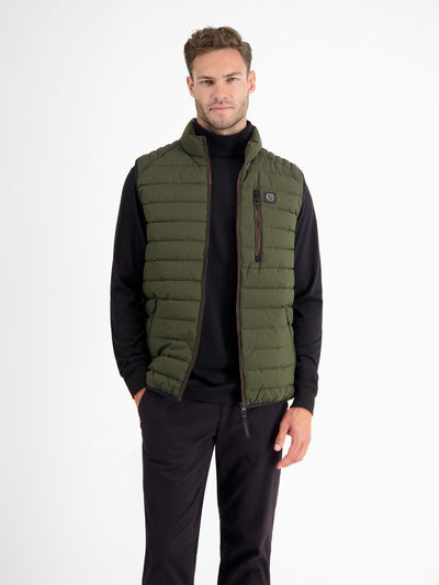 Lightweight men's quilted vest with features