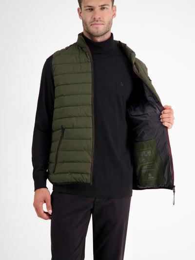 Lightweight men's quilted vest with features