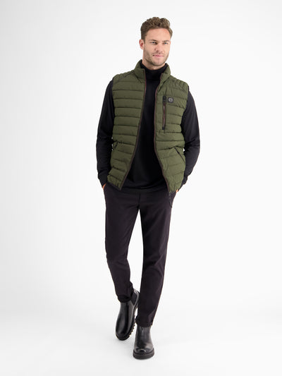 Lightweight men's quilted vest with features