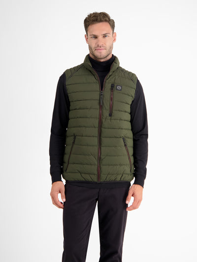 Lightweight men's quilted vest with features