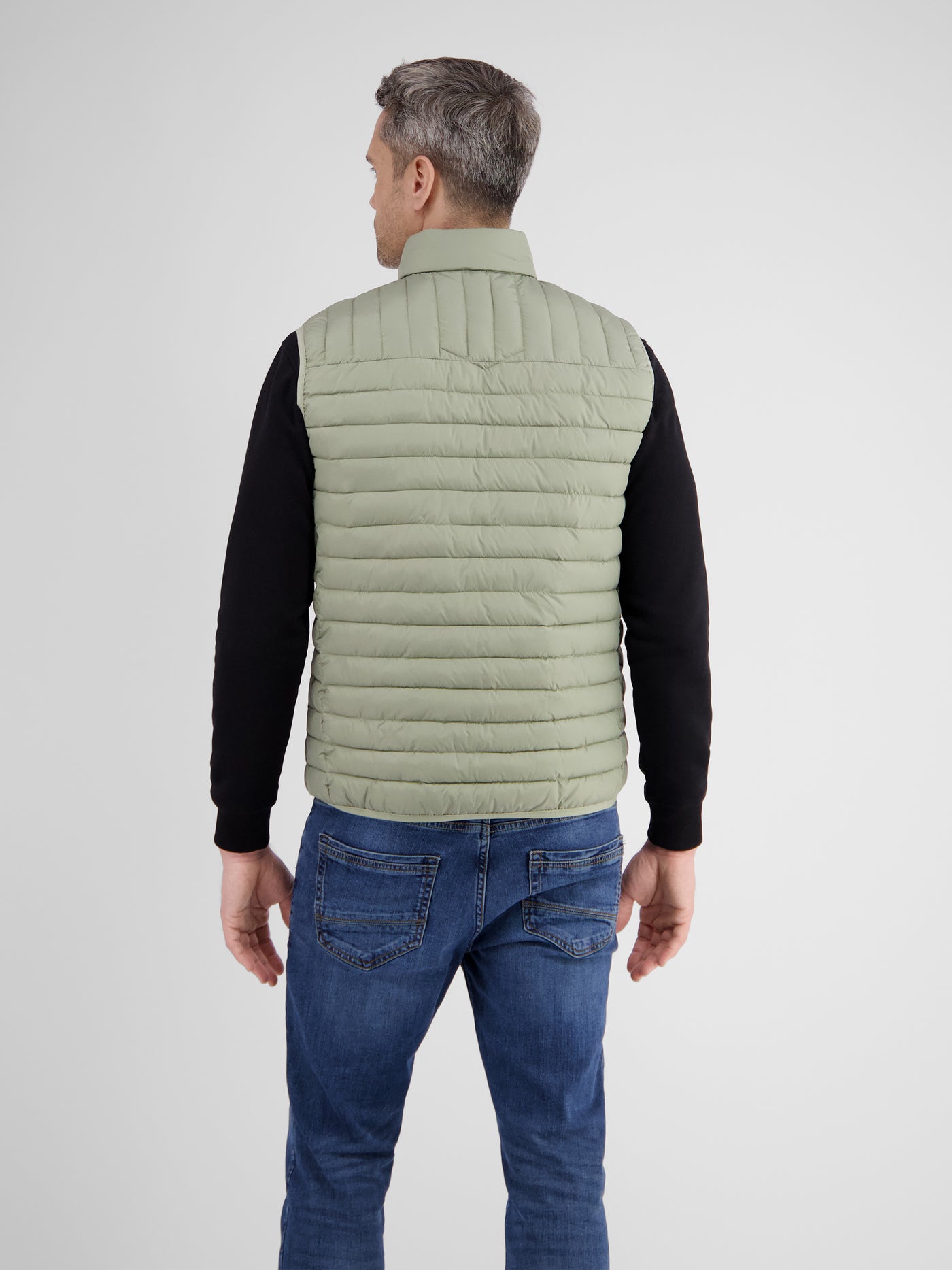 Lightweight men's quilted vest