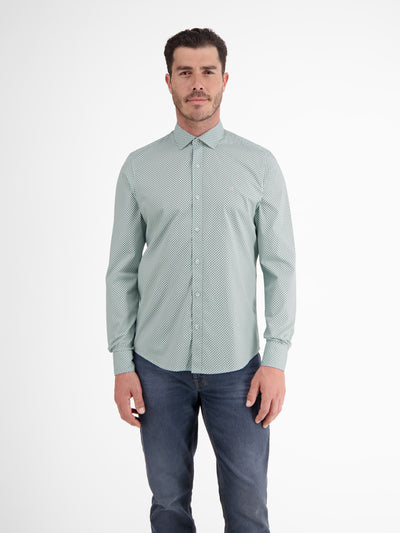 Fashionable shirt with geometric pattern and shark collar