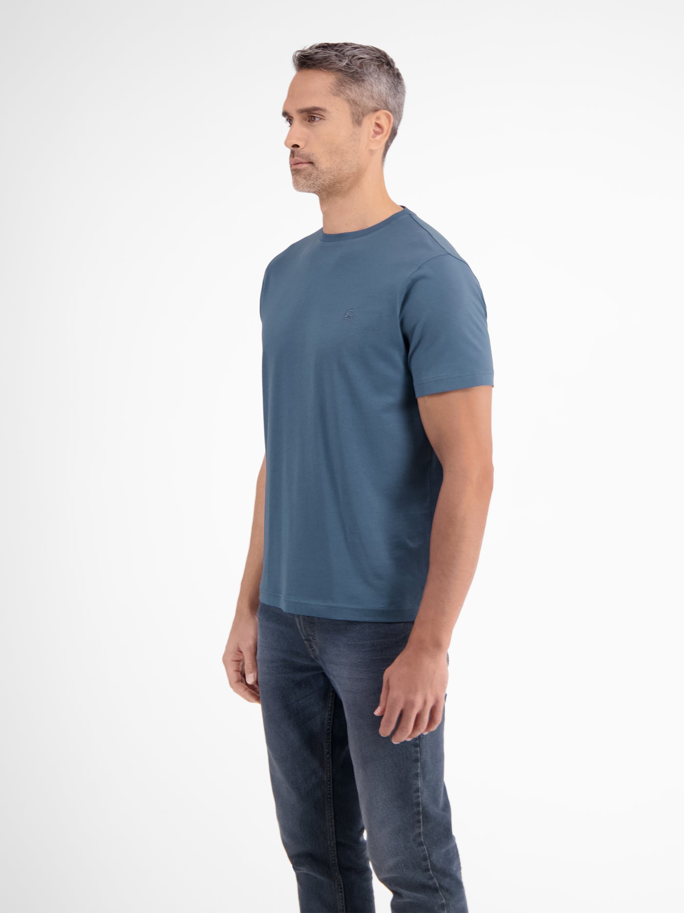 Basic T-shirt with logo stitch, plain