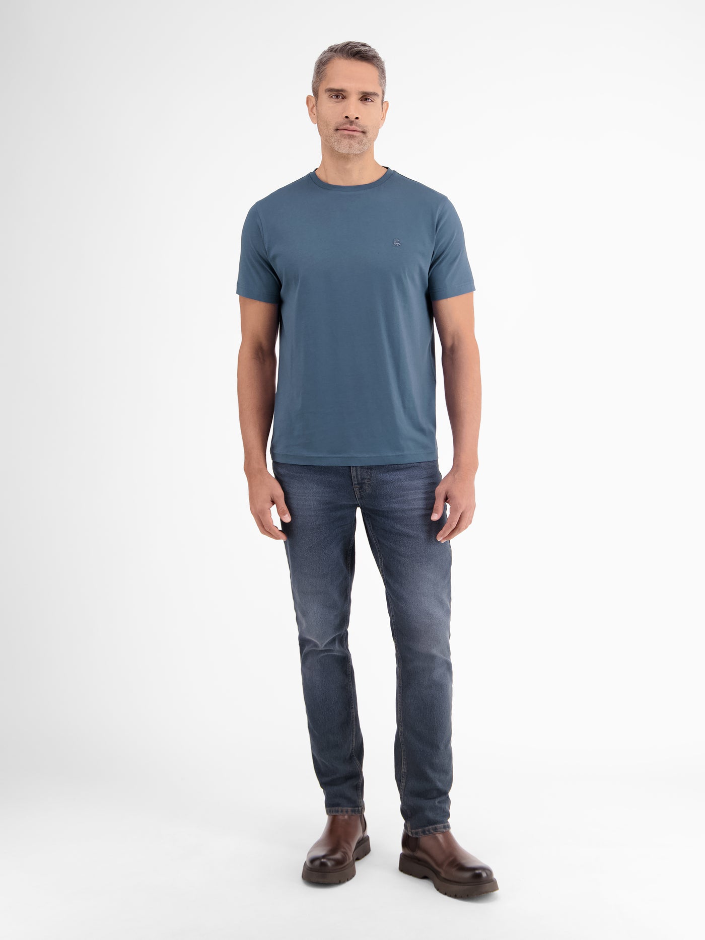 Basic T-shirt with logo stitch, plain