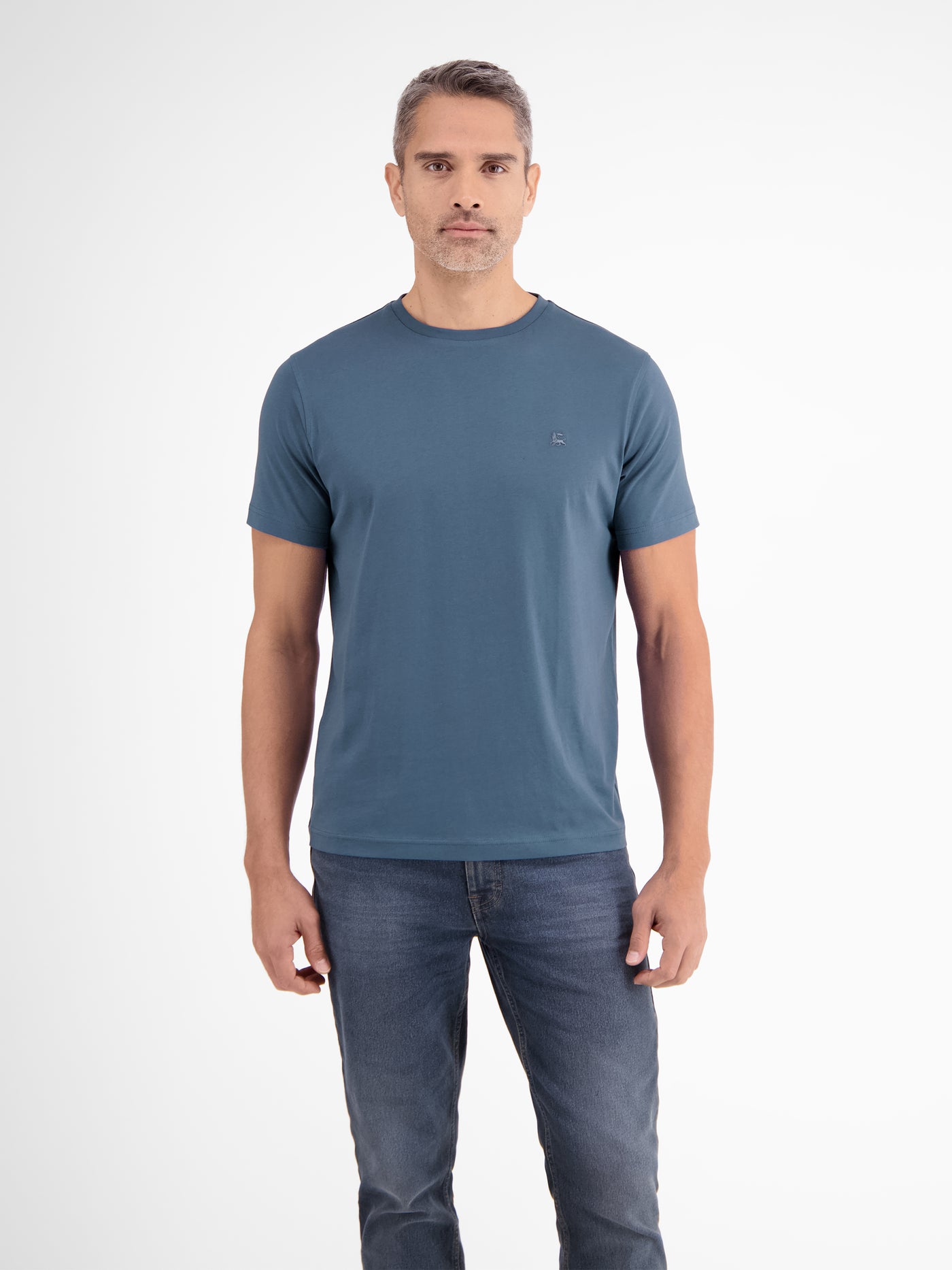 Basic T-shirt with logo stitch, plain