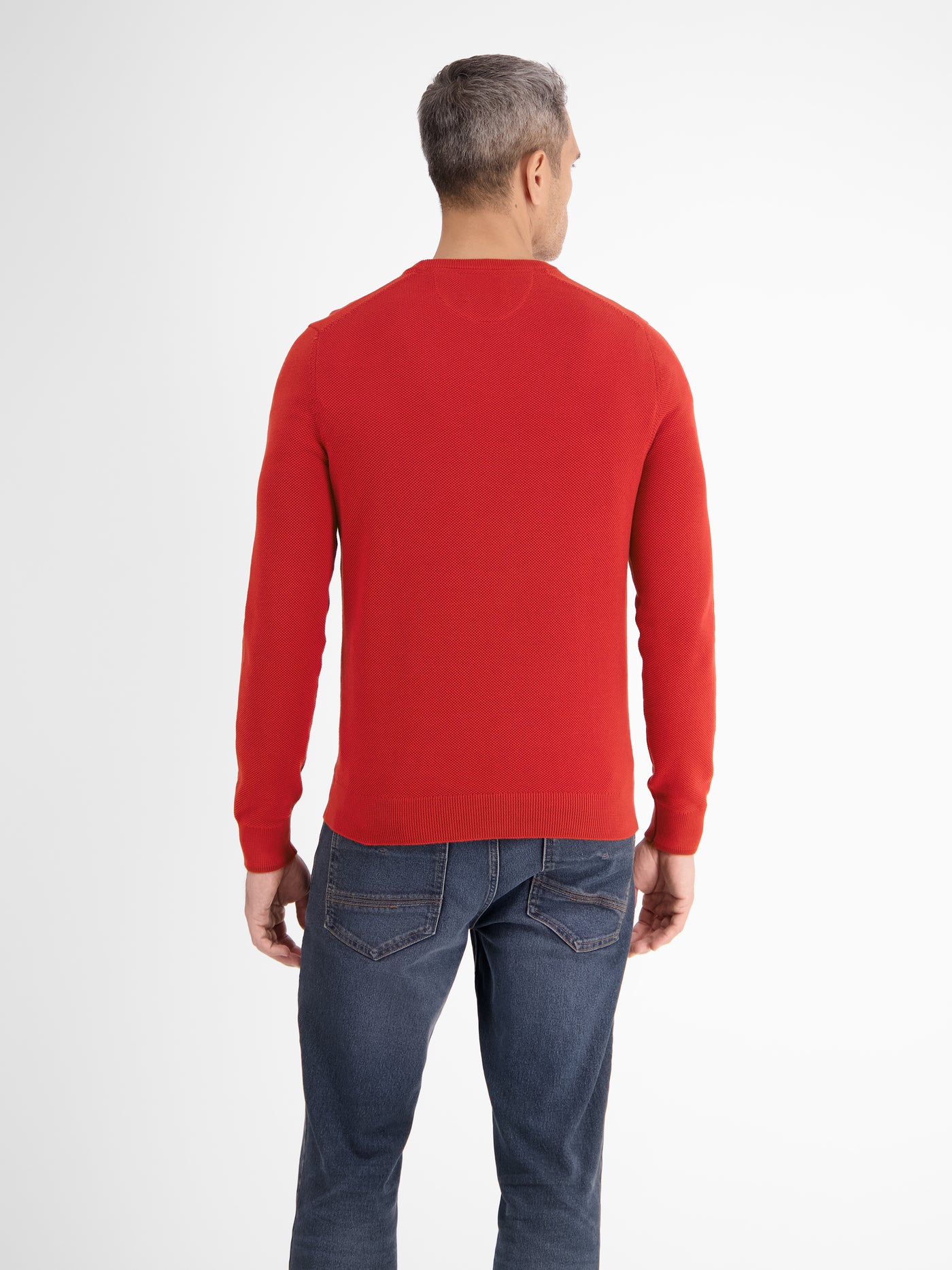 Lightweight knitted sweater with narrow rib structure