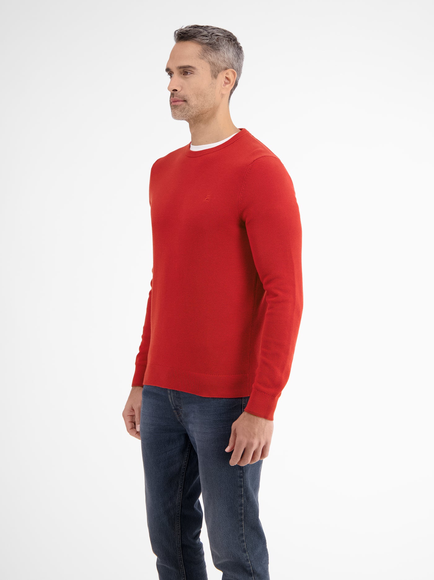 Lightweight knitted sweater with narrow rib structure