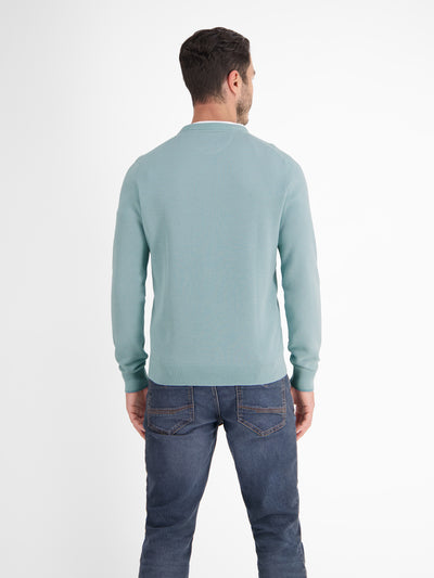 Lightweight knitted sweater with narrow rib structure