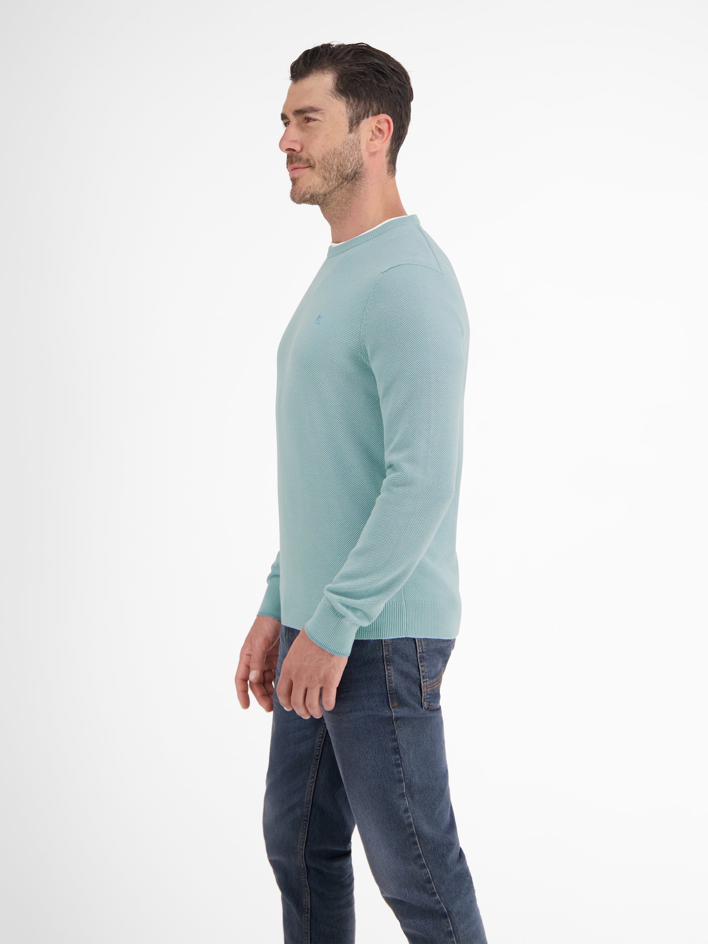 Lightweight knitted sweater with narrow rib structure