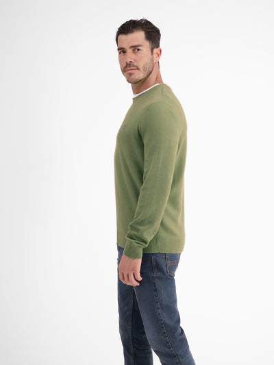 Lightweight knitted sweater with narrow rib structure