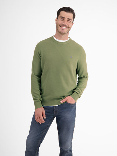 Lightweight knitted sweater with narrow rib structure