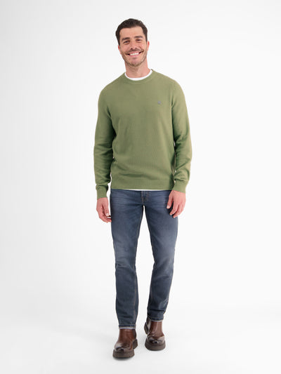 Lightweight knitted sweater with narrow rib structure