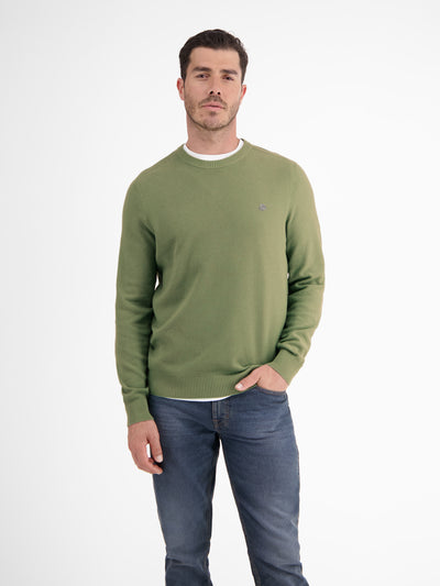 Lightweight knitted sweater with narrow rib structure