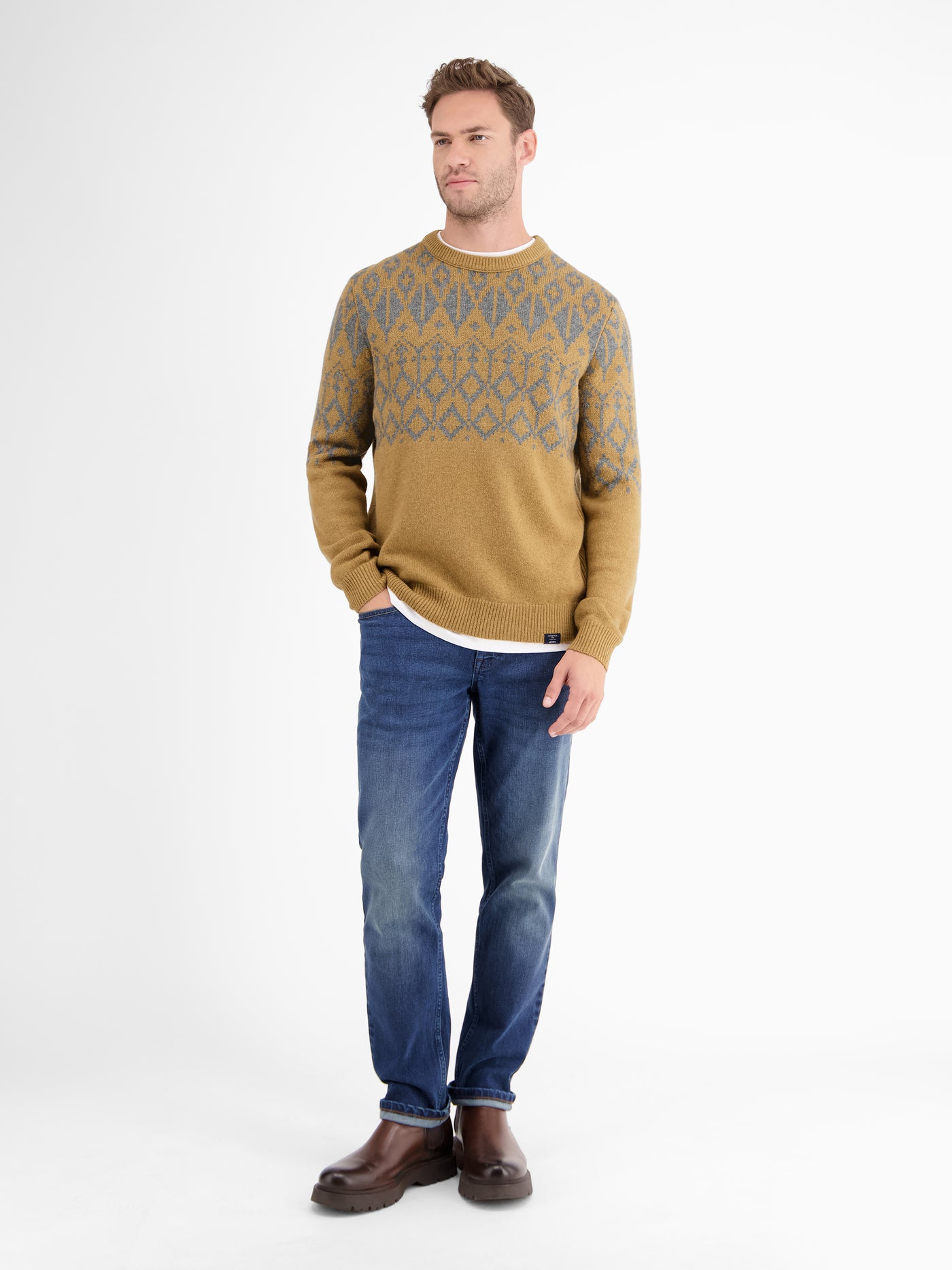 Jacquard sweater made of knitted virgin wool with cashmere